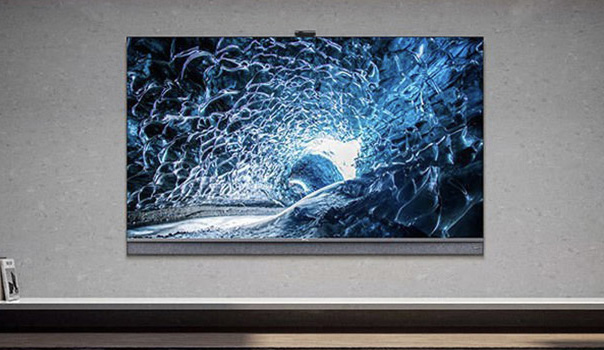 Een tv hangt aan de muur met op het scherm blauwe kleuren met een hoog contrast