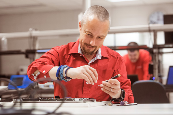 Un technicien de Vanden Borre qui est en train de rparer un appareil